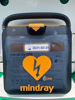 Défibrillateur Mindray dans sa housse transparente avec son étiquette de contrôle visible